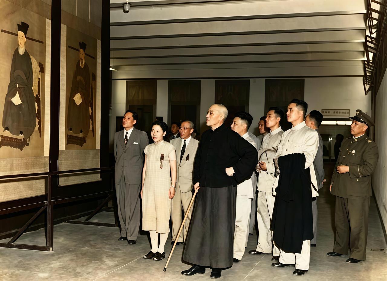 这是一九四八年蒋中正到中央博物院参观文物展览。这一天，他乘坐专用黑色防弹轿车车队