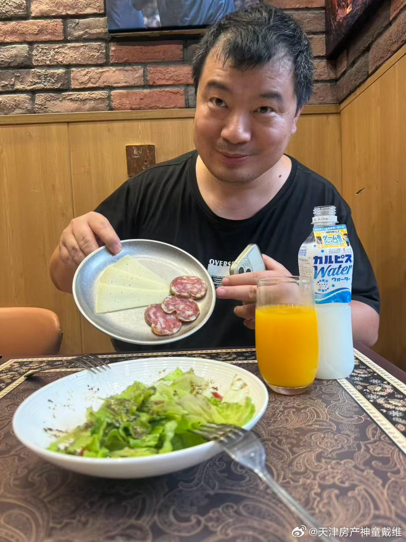 周末怎么能没有拿坡里风味的披萨呢？老王的名言是非科技不投资。老板热情地把新从乌