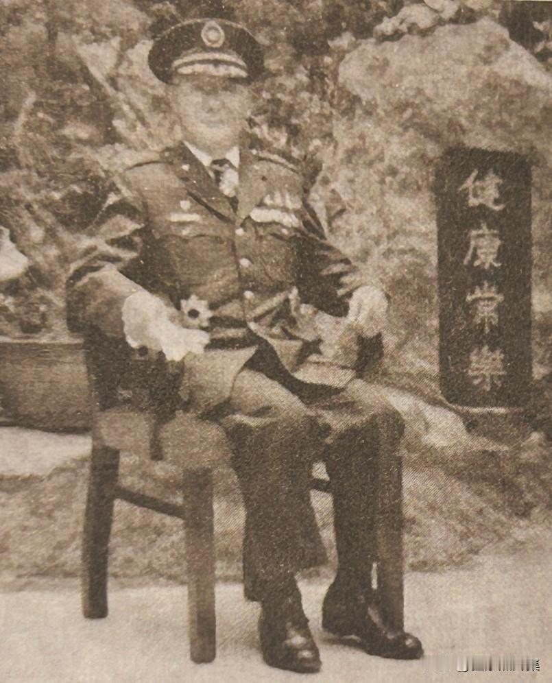 1986年，何应钦在台北官邸庭院拍摄了一张珍贵的留影，此时他已96岁高龄。194