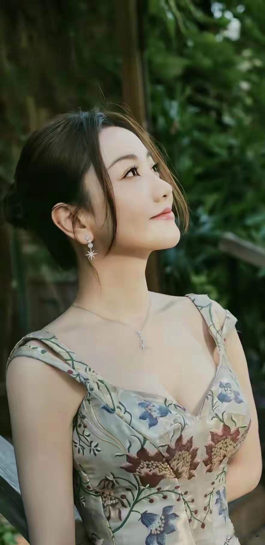 杨蓉既温婉又藏着成熟女人！一身复古花卉吊带礼裙，底色柔和雅致，上面布满色彩丰