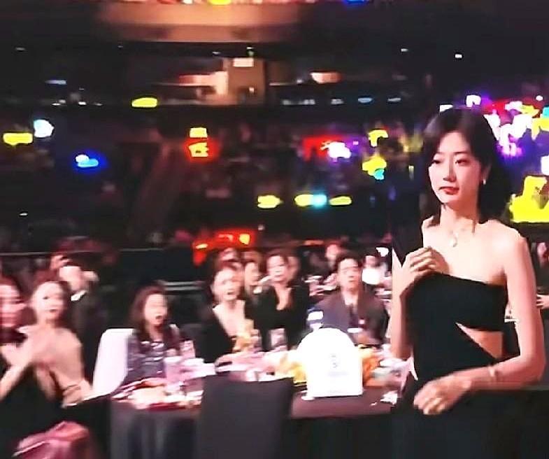 踩碎内娱红毯潜规则的，是一双平底德训鞋。爱奇艺尖叫之夜，孙千和一米八八的敖