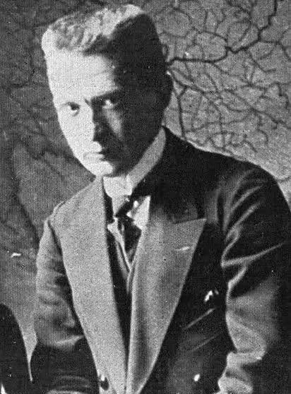 克伦斯基临时政府倒台后，克伦斯基在老美教书，凭借流利的英语和学术水平负责教欧洲史