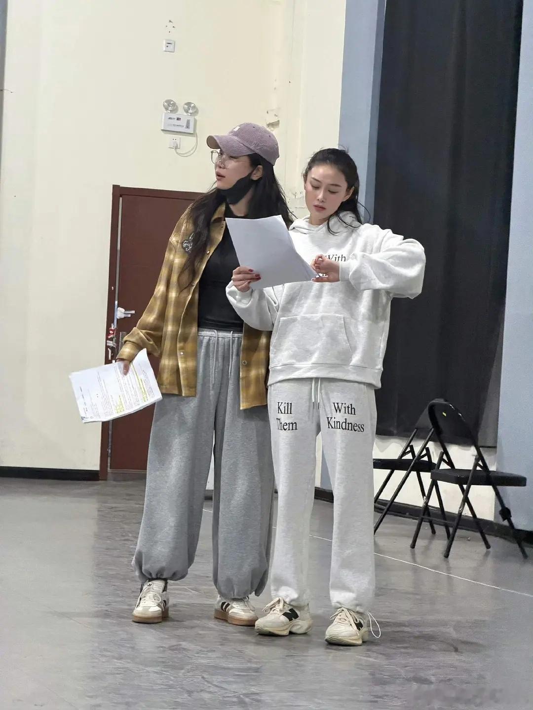 张馨予现在演话剧了么还是很漂亮，我上一部看她的剧是幸福触手可及，那个比较中性打扮