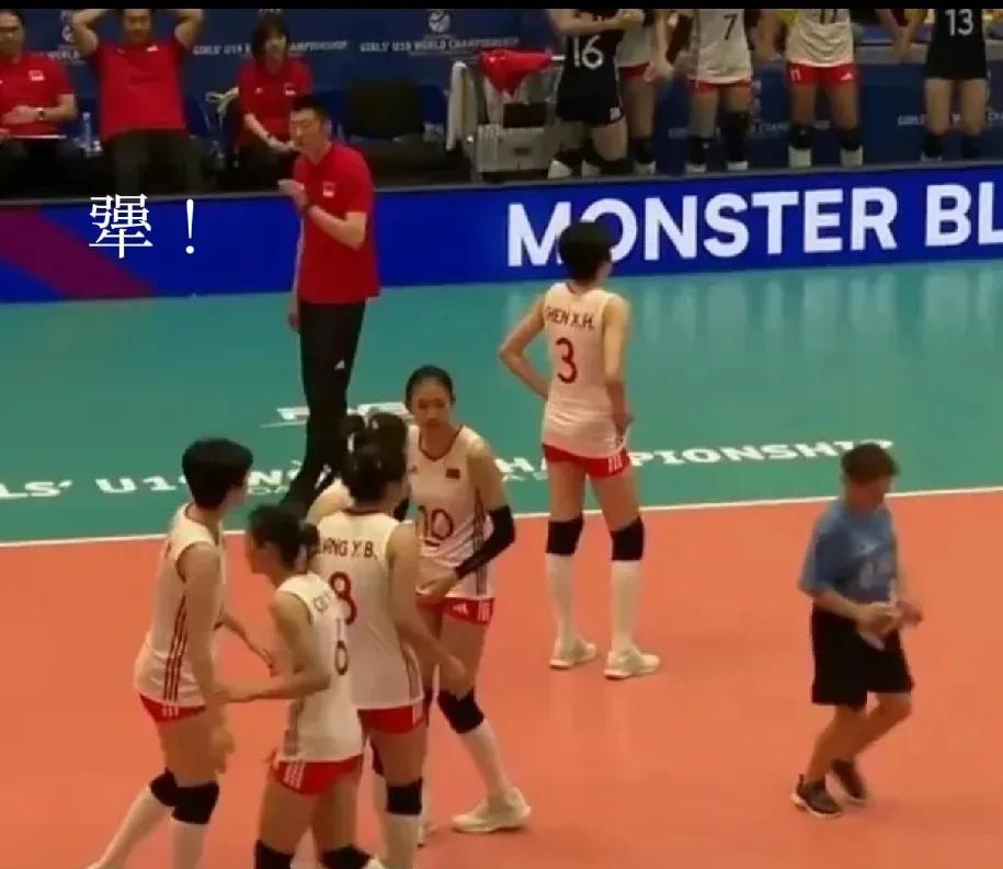 事实证明，主教练的“倔强”已让U19中国女排走上了另一条道路！U19淘汰赛有两
