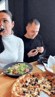 网友：小哥哥都着急了，小姐姐再不看就要被吃掉了。