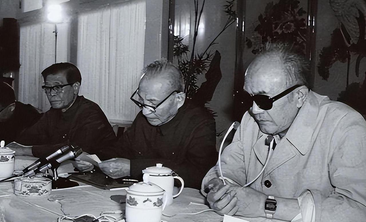 1976年冬天，北京南池子的四合院有点不对劲。墙皮在北风里直往下掉，夜里下点