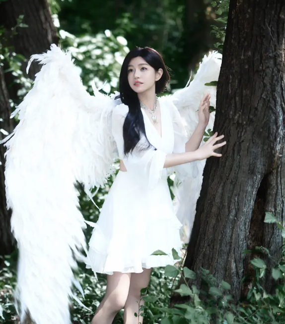陈妍希森林大片释出化身纯白天使尽显少女感