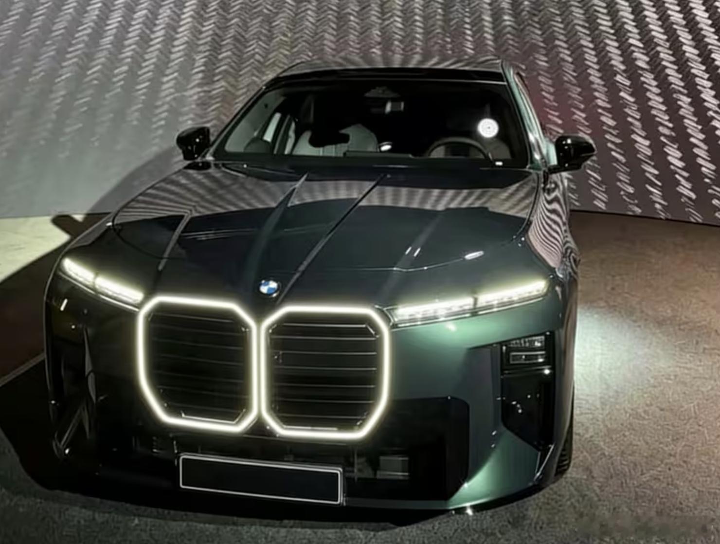 宝马新7系北京车展亮相新车情报局中期改款7系（G70）即将在北京车展发布，在设计