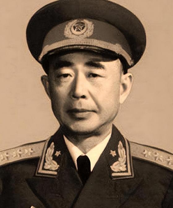 1969年陈明仁接到将军服和帽徽交还军部的命令，周总理一句话让他释然，你是否也曾