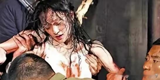 下面这张照片，着实令人痛心疾首、义愤填膺！1942年，日本侵略者毫无人性地把