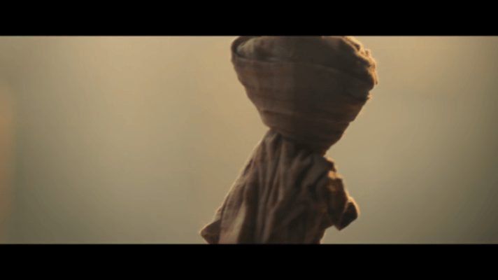 央视新闻点赞八千里路云和月看到“月亮见证离散”的设定直接破防。这剧没有刻意煽情