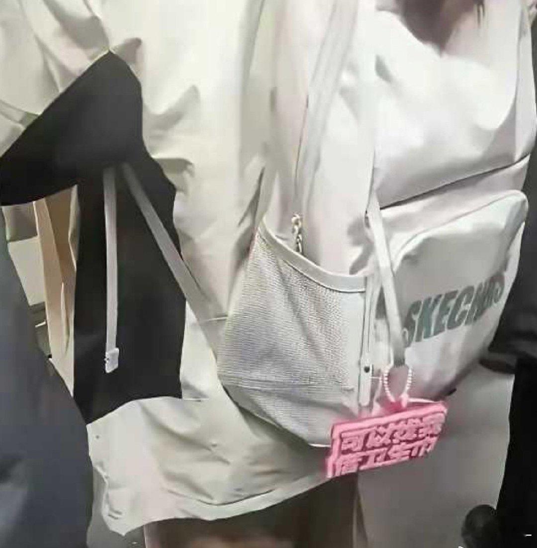 地铁上看到的，现在的小姑娘都太勇敢了