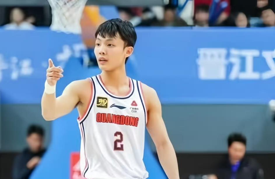 不吹不黑，今日胡明轩和徐杰数据表现对比！！胡明轩：今日出战29分钟，投篮8