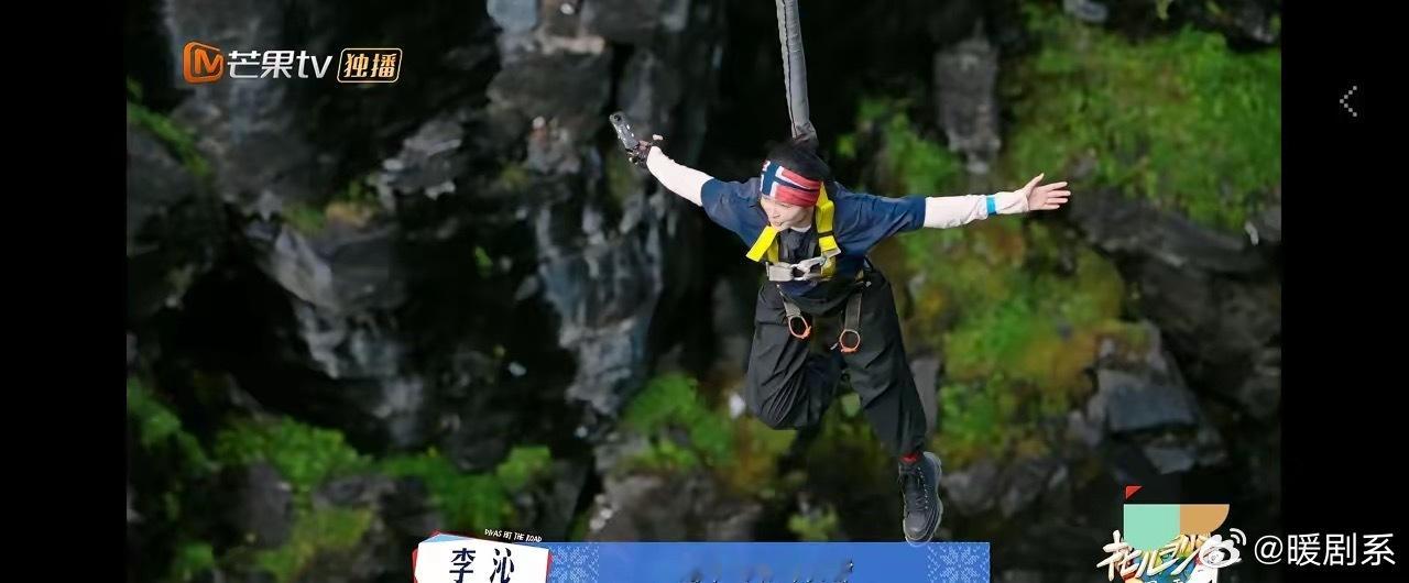 李沁真是个奇女子，把蹦极硬是跳成拍古装戏的威亚，她姿势好美啊！​没想到李沁会去蹦