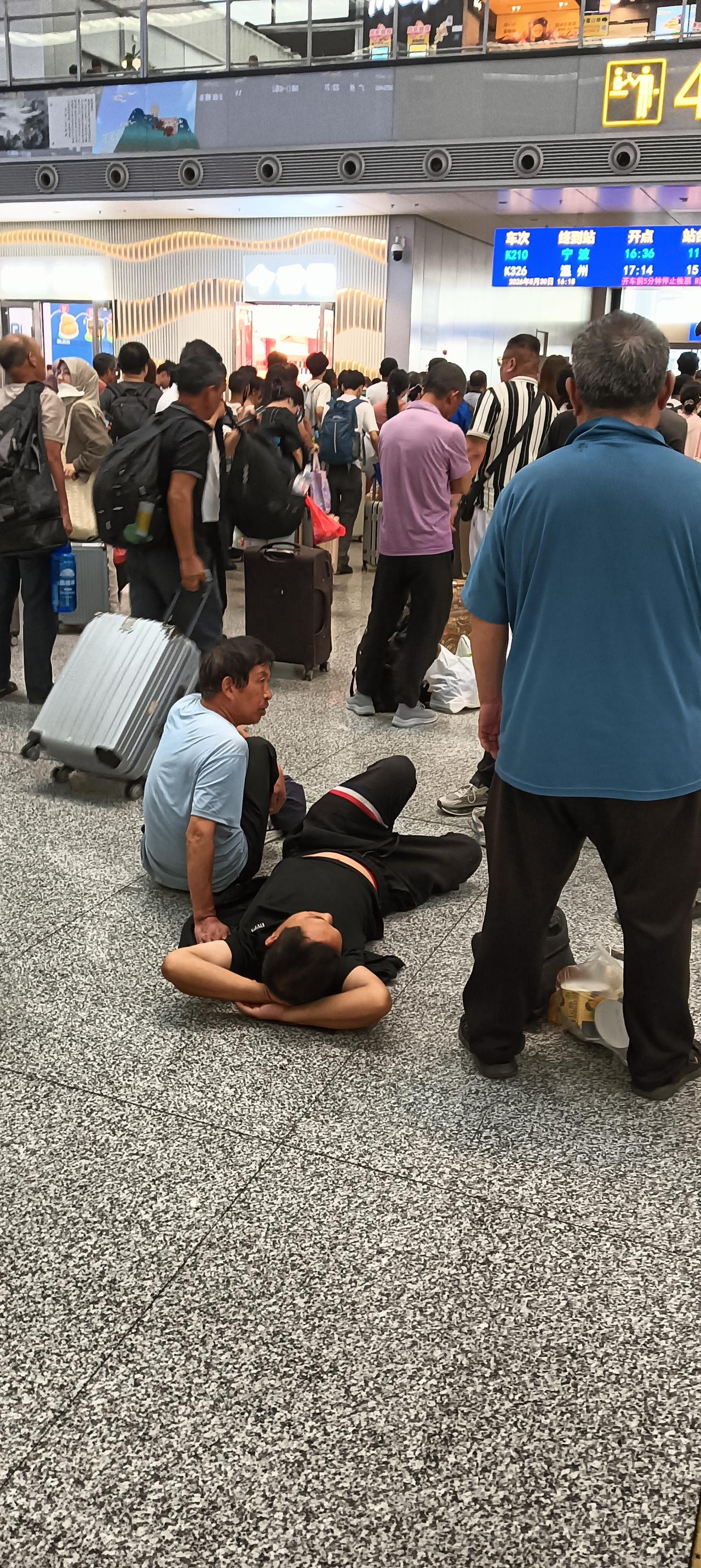 《中国同胞综合素质还需提高！》下午去广州白云火车站，发现一大群人在地板上打牌
