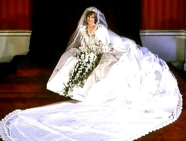 影后旁边的座位，顶流的名字被人直接撕掉，换到了一把单人椅上。肖战过来一看，