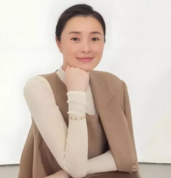 你可以说，吴越相貌平平。也可以说，吴越演技平平。但唯独有一点，你喷不了，那就