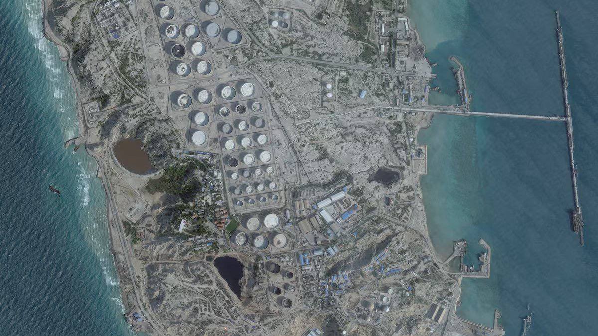 🔻据法尔斯通讯社现场报道，约3小时前，哈尔克岛遭到美军袭击，岛上发生超过1