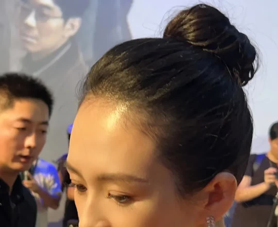 周一围呀周一围，你能不能把你老婆按在家里，别出来了？实在不行，让你好朋友章子怡给