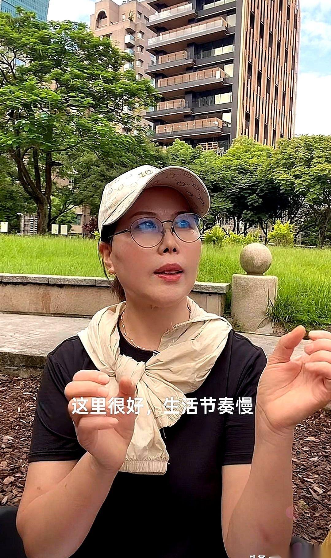 汪小菲家那个保姆小杨阿姨，最近开了场直播，直接把吃瓜群众看乐了。前阵子热搜上，