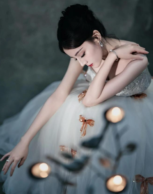 迪丽热巴油画意境典雅，矜贵长裙美得不要不要的​​​