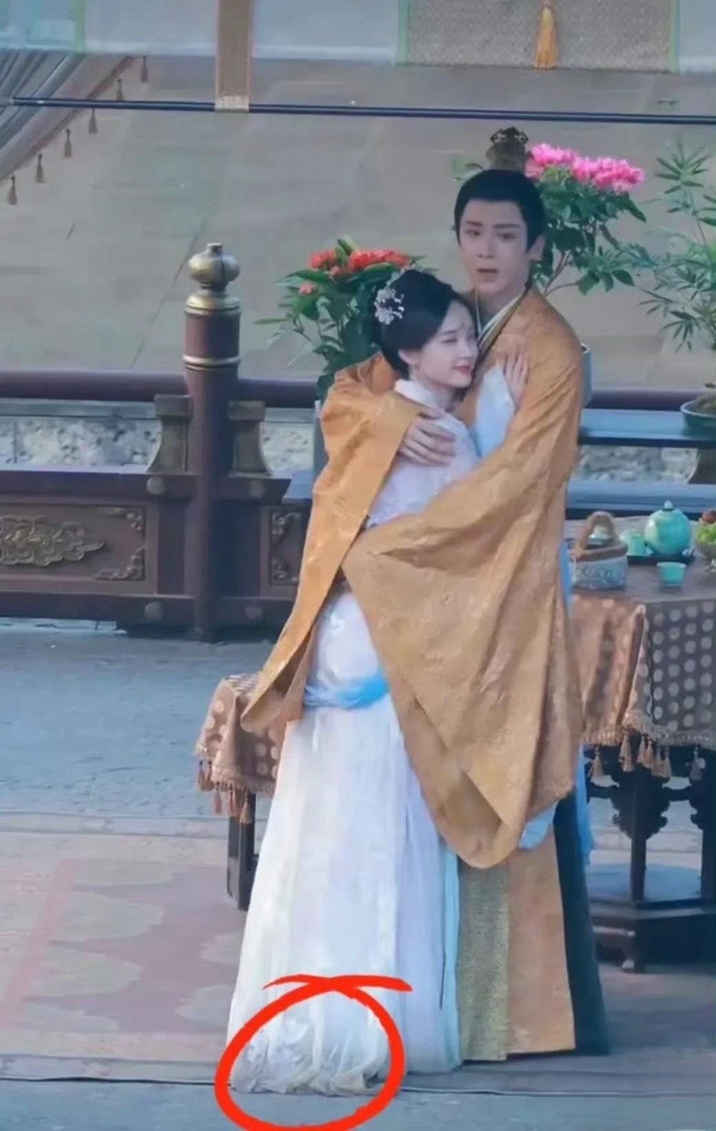 终于看到古装剧中的服装也有脏的时候了，真是难得一见