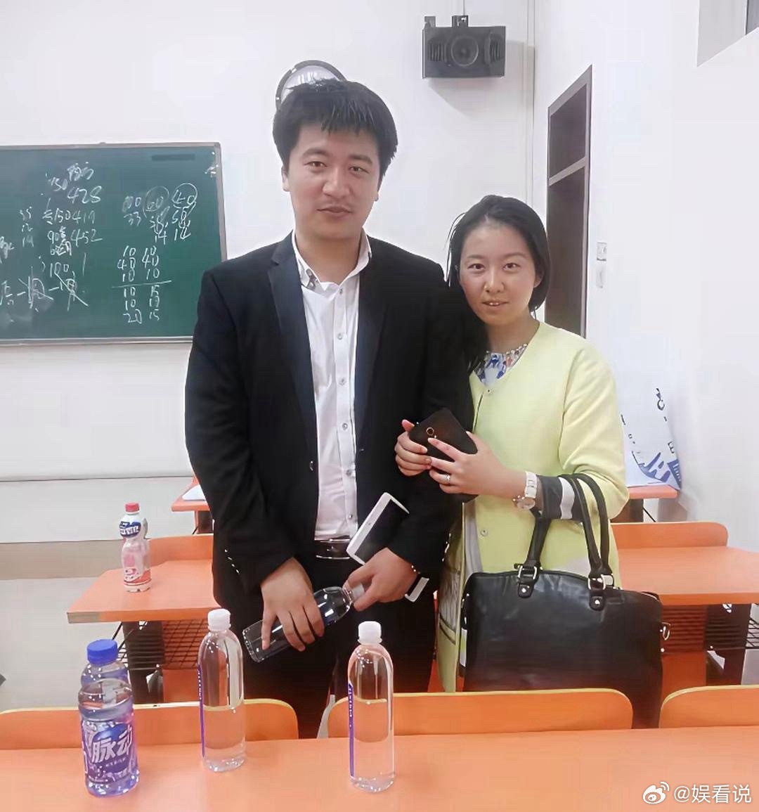 张雪峰老师多年前与妻子李丽婧的美好合影，两人都开心的对着镜头笑。这时的张雪峰老师