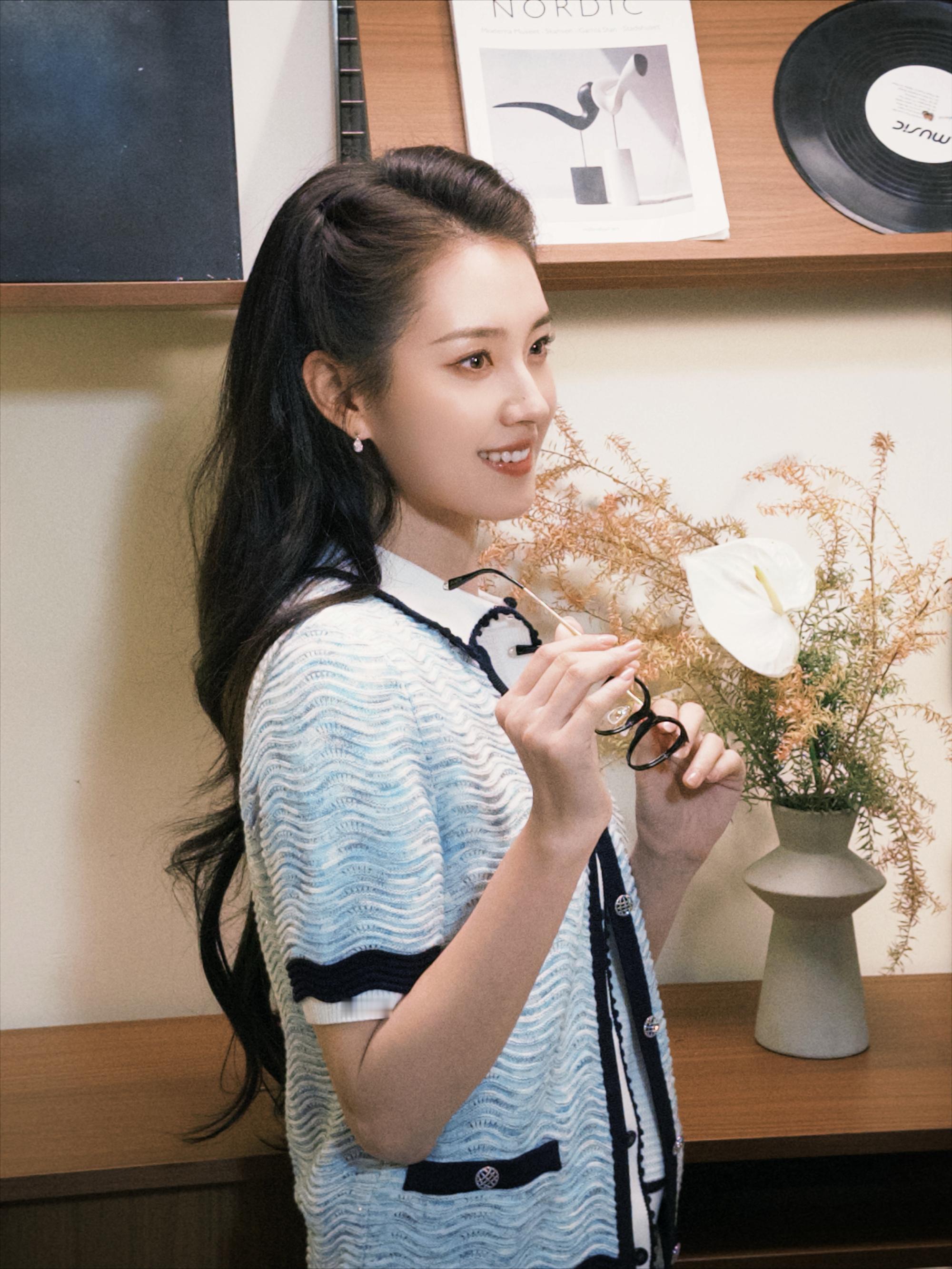 一直觉得郭宇欣的气韵里藏着难得的平衡感，既有静立时的从容舒展；又有鲜活时的灵动锋