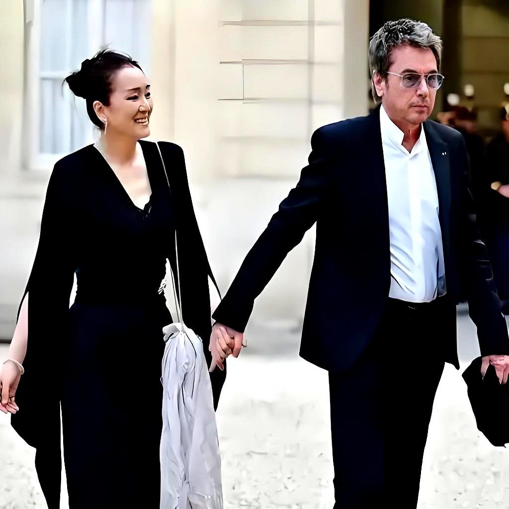 谁懂啊！马克龙访华最炸的居然是巩俐两口子！现在网上吵翻了，有人说“这哪是蹭活