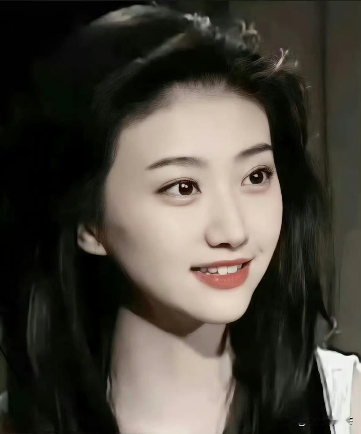 景甜真的很漂亮，符合中国男人的传统审美观。但是谈的男朋友没一个真心舍得为她付出