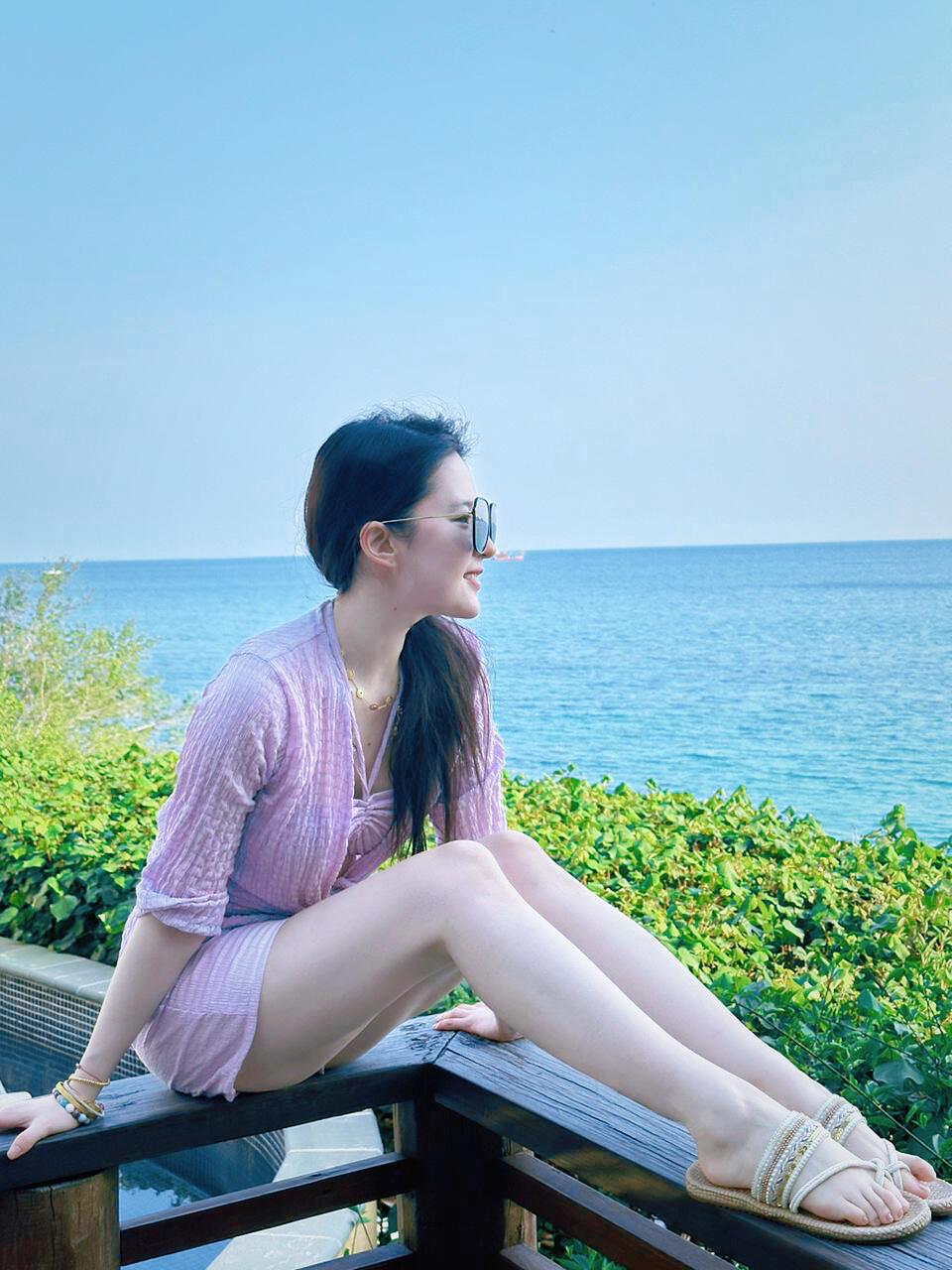 刘亦菲风把蓝调铺成海面她坐在栏杆上，把夏天穿成淡紫的褶皱墨镜藏起半片晴空