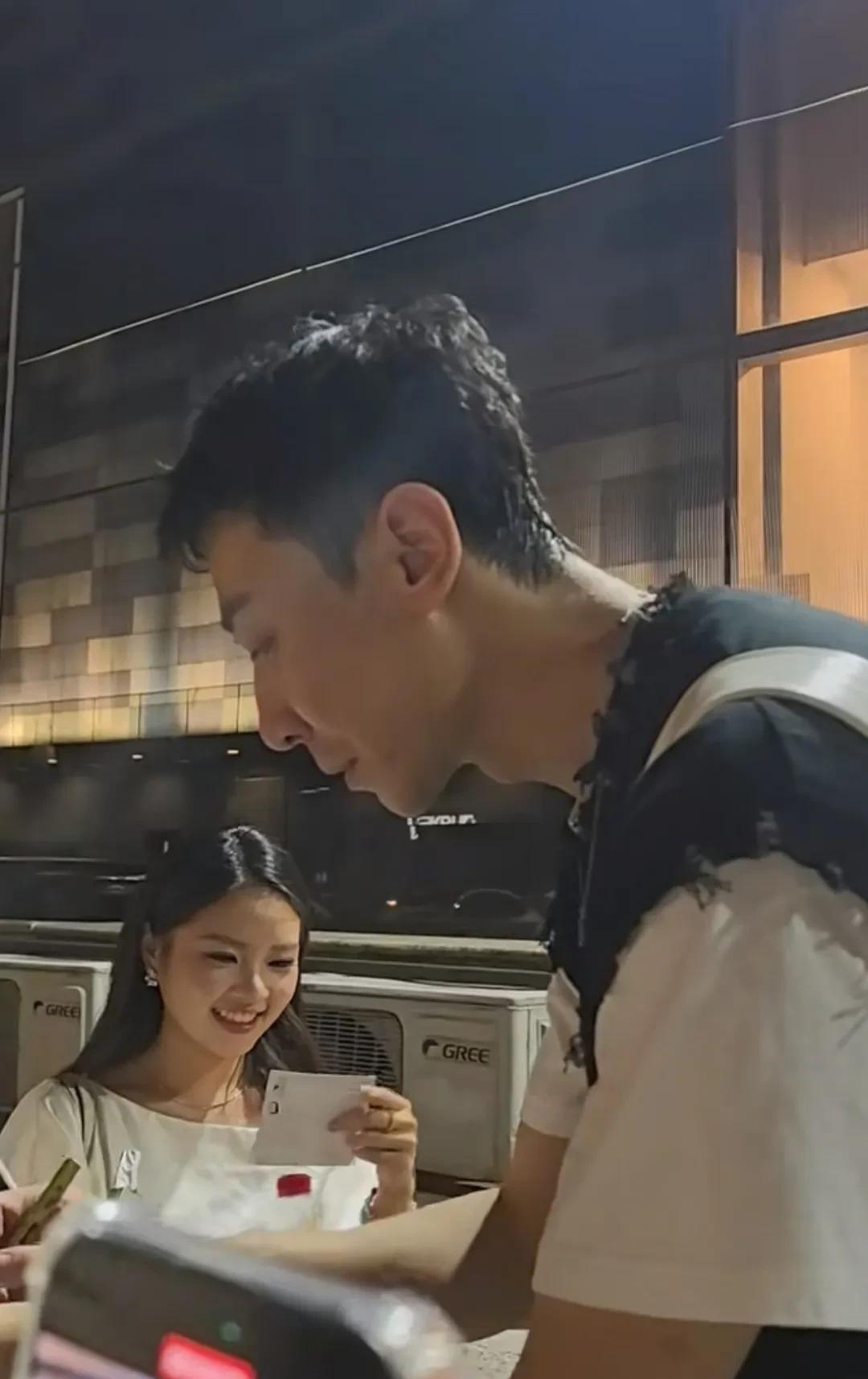 我能说张维伊是被发型耽误颜值的艺人吗？看他换了发型，犹如换了一个人，尽管还不是