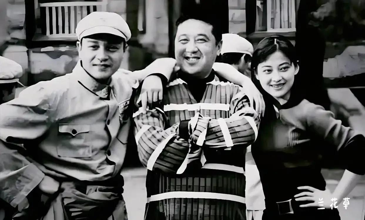 大导演叶大鹰和演员梅婷等的合影。叶大鹰和梅婷合作过两部作品：电视剧《血色童心》