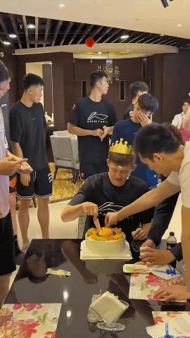 广东全运男篮成员齐集酒店为周鹏庆生，到了寿星砸蛋糕环节，不知道大家发现没有，所有