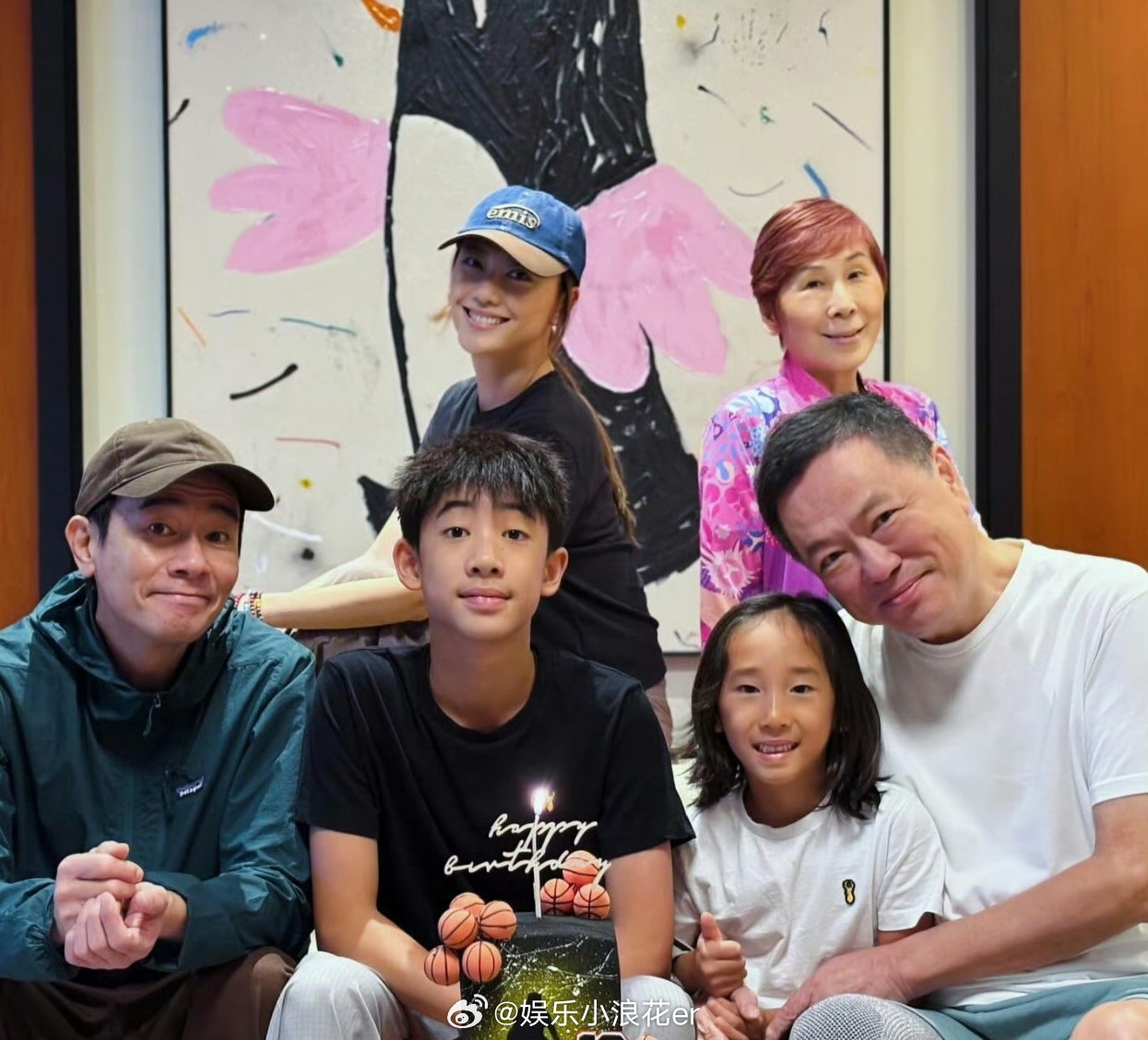 应采儿小儿子剪掉长发有网友太原偶遇应采儿母子，小儿子Hoho把长发剪掉了。