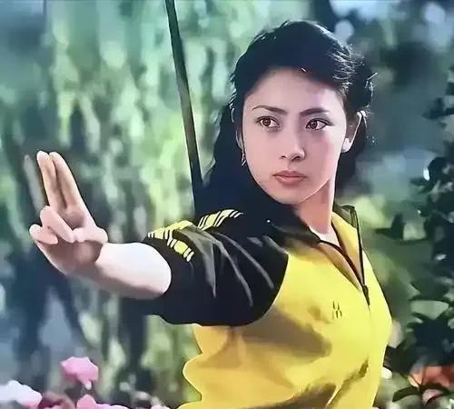这是李连杰的前妻黄秋燕，曾经著名的武术运动员和动作电影演员，在八十年代的时候比较