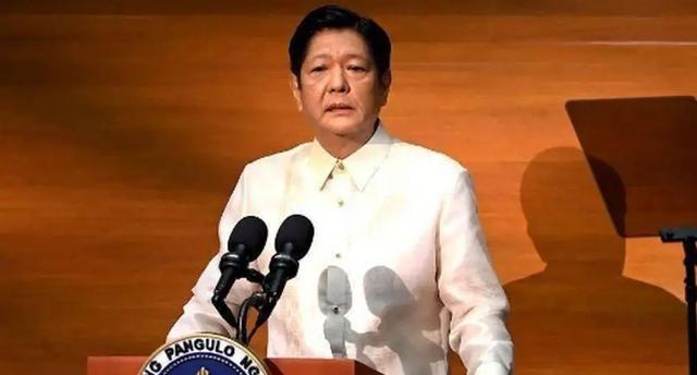 自从中国停止进口菲律宾香蕉，菲律宾香蕉协会的负责人愤怒地表示：“中国断了30万蕉