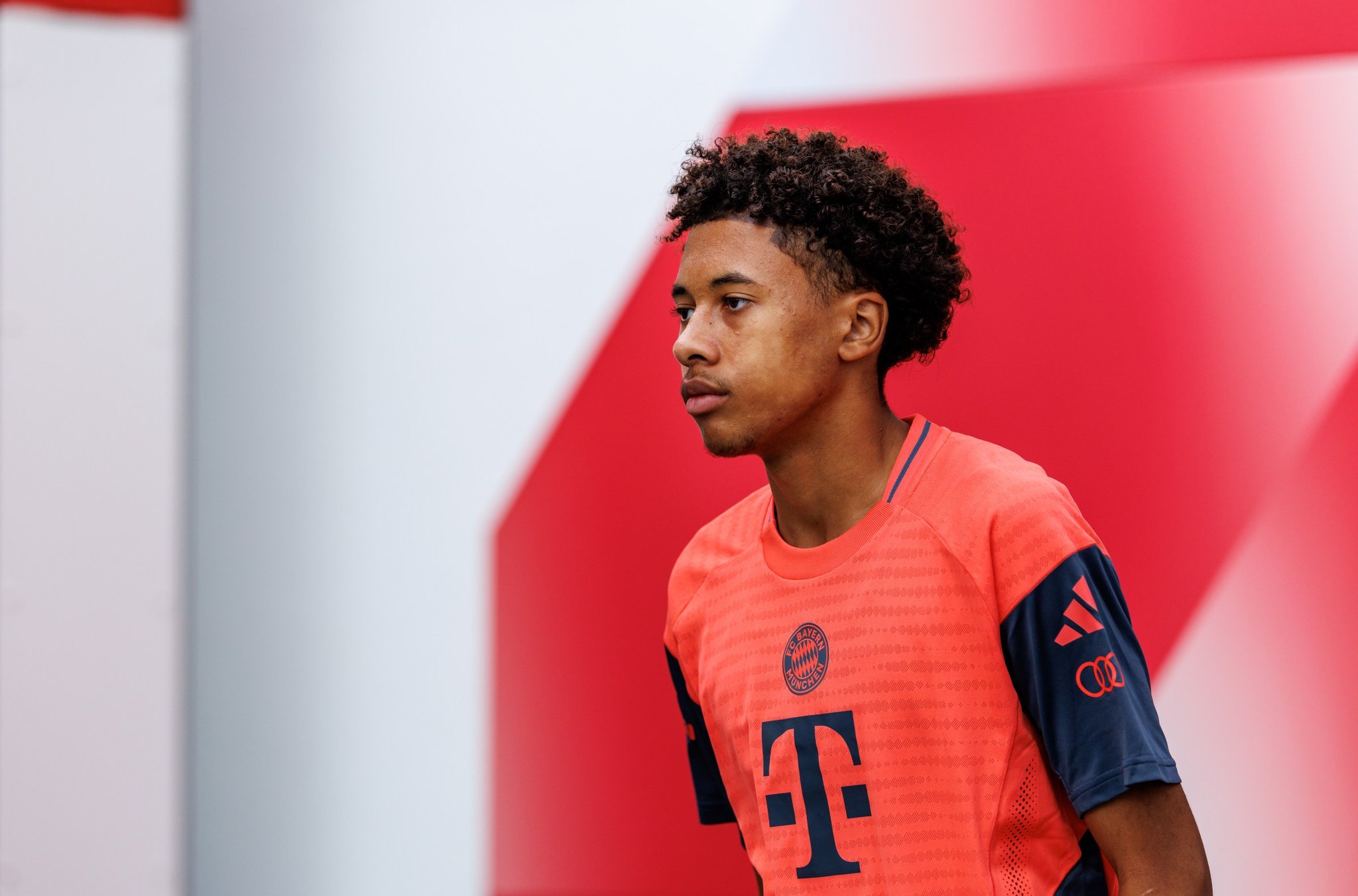 CassianoKiala的父亲周五飞往伦敦，与切尔西和曼城进行洽谈。经纪人门