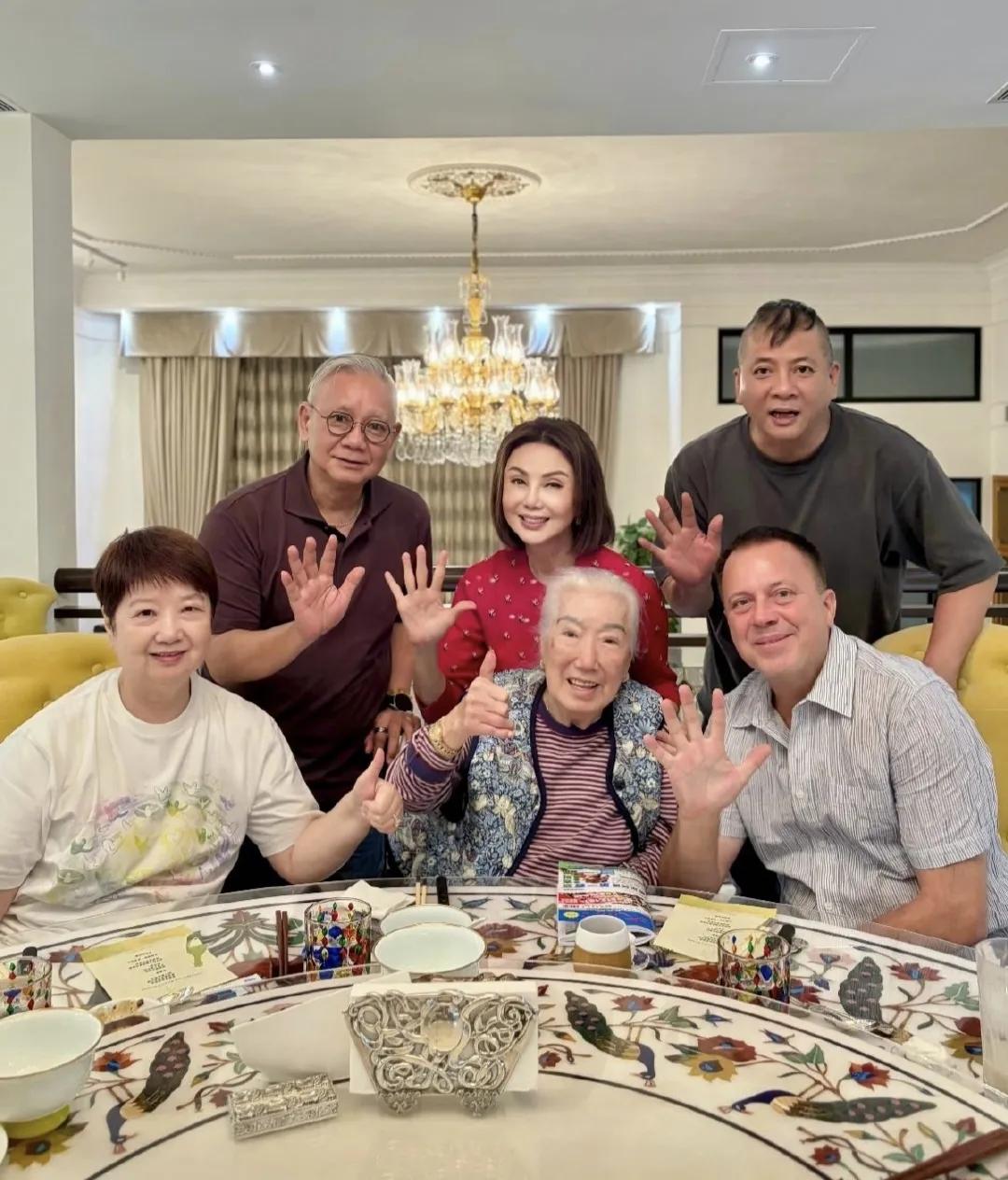 谢玲玲给儿子林孝贤庆祝45岁生日，林孝贤和奶奶余宝珠头挨着头合影，林孝贤是余宝珠