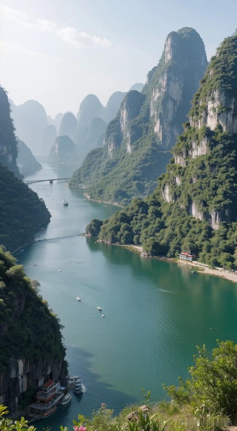 在我心中，广西是一幅“山海相拥、彩练铺陈”的地理长卷。它像一枚楔子嵌在华南，西接