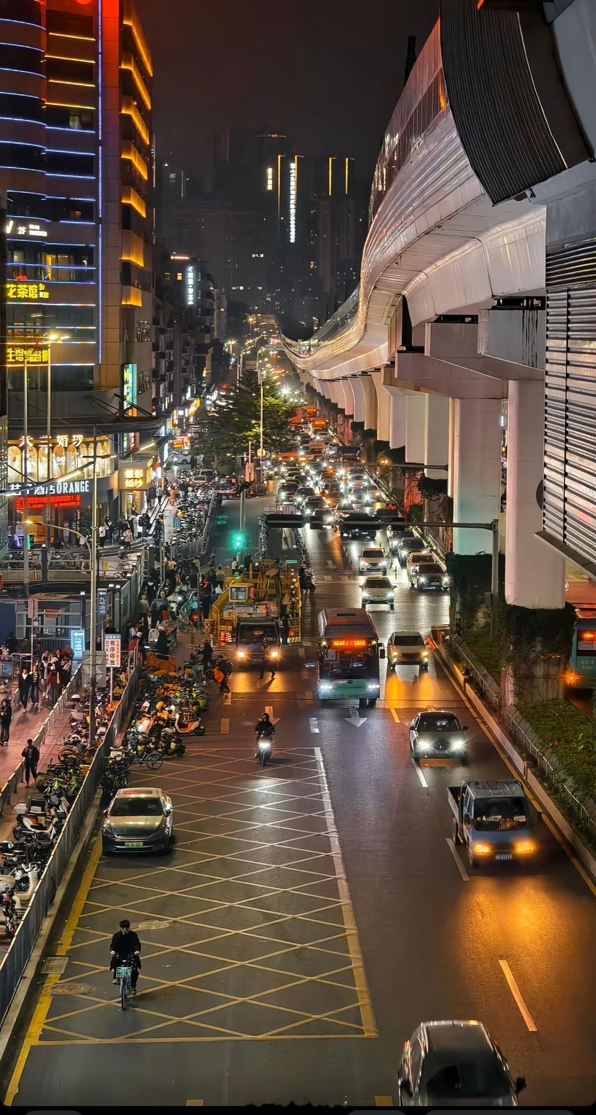 深圳龙华的夜晚，隔壁高高的就是地铁站（天铁）。​​​