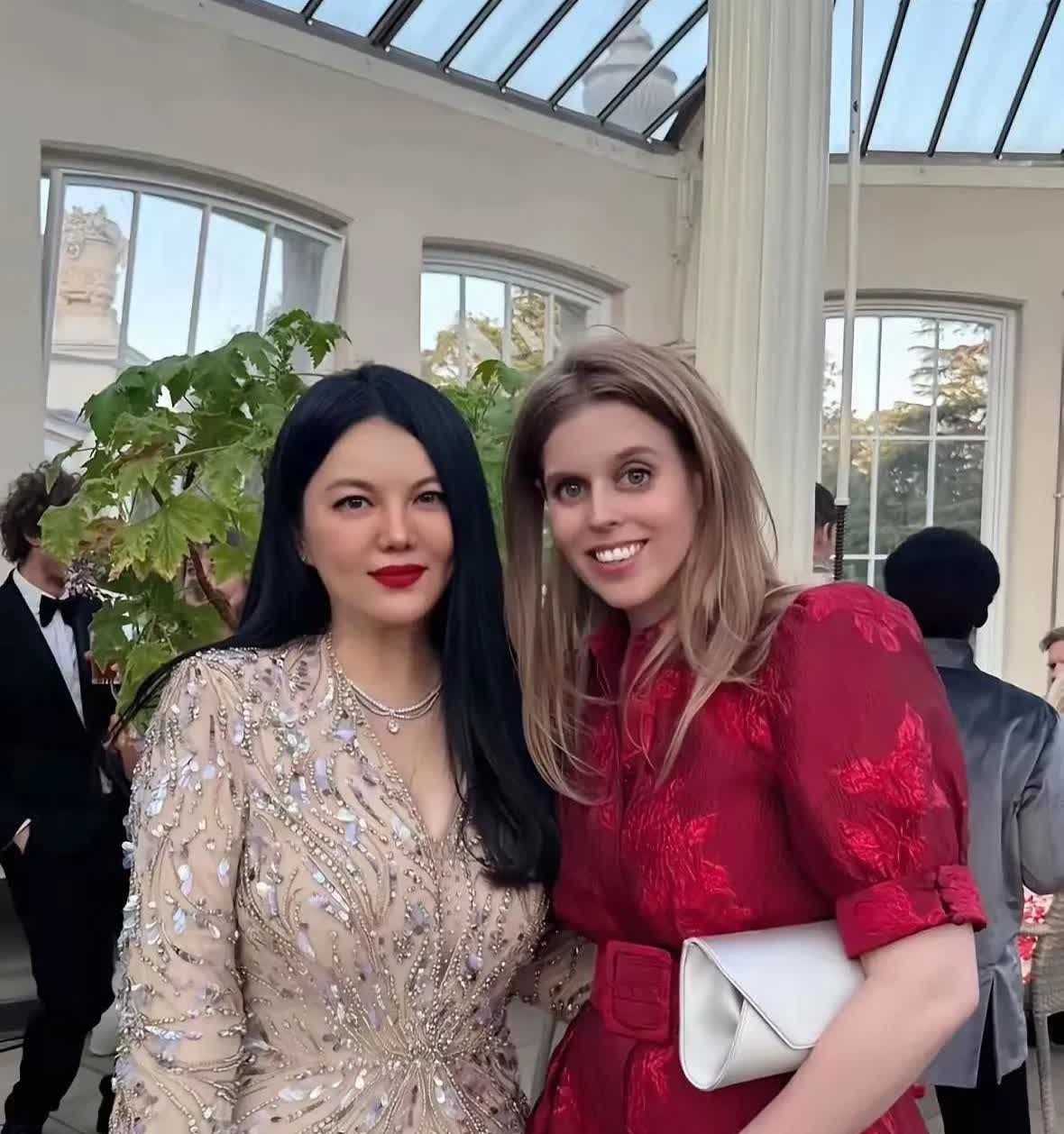 李湘真是干大事儿的女儿，怪不得离婚多年王岳伦不敢再婚，李湘资源太好，英国王室的活
