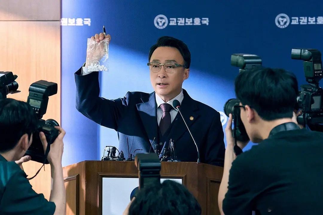 铁拳教育Netflix最新韩剧《铁拳教育》几乎是为“爽剧”模板量身定做的：校园