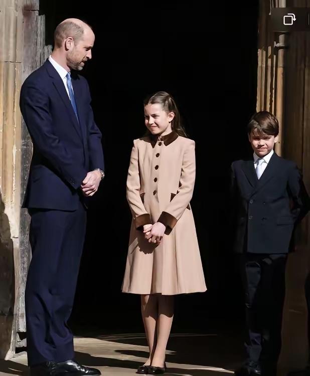 威尔士一家最新活动照片来喽！！！当地时间4月5日，威廉王储和凯特王妃带着乔治王