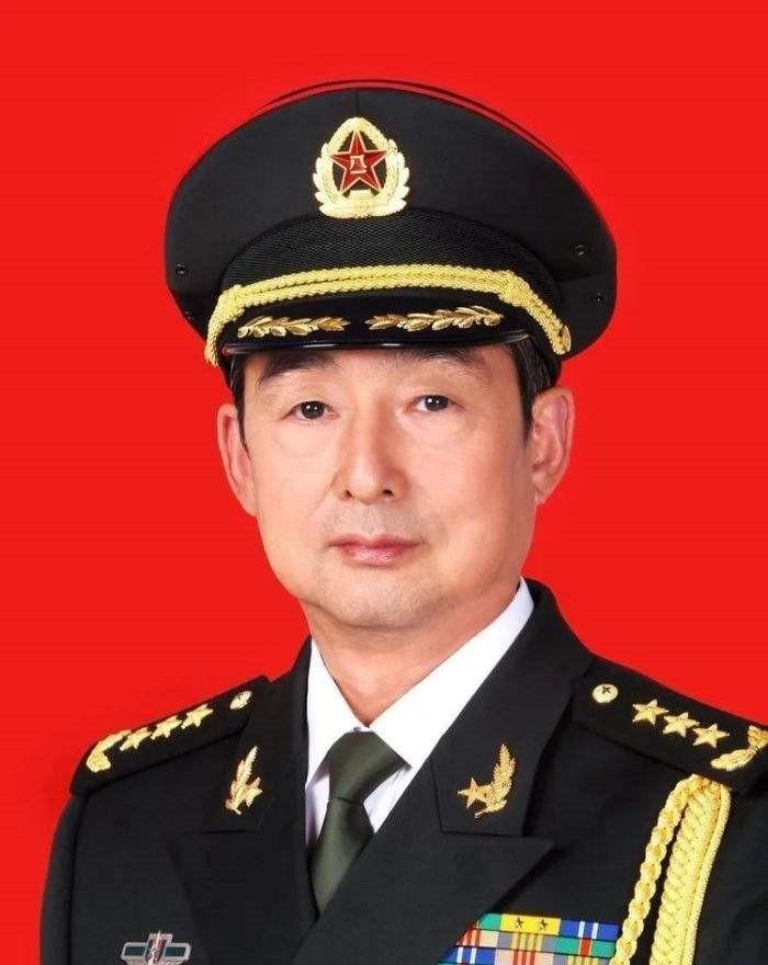 他是哈军工毕业，从基层干起，历任集团军政委、兰州军区副政委、二炮政委，父亲是新四