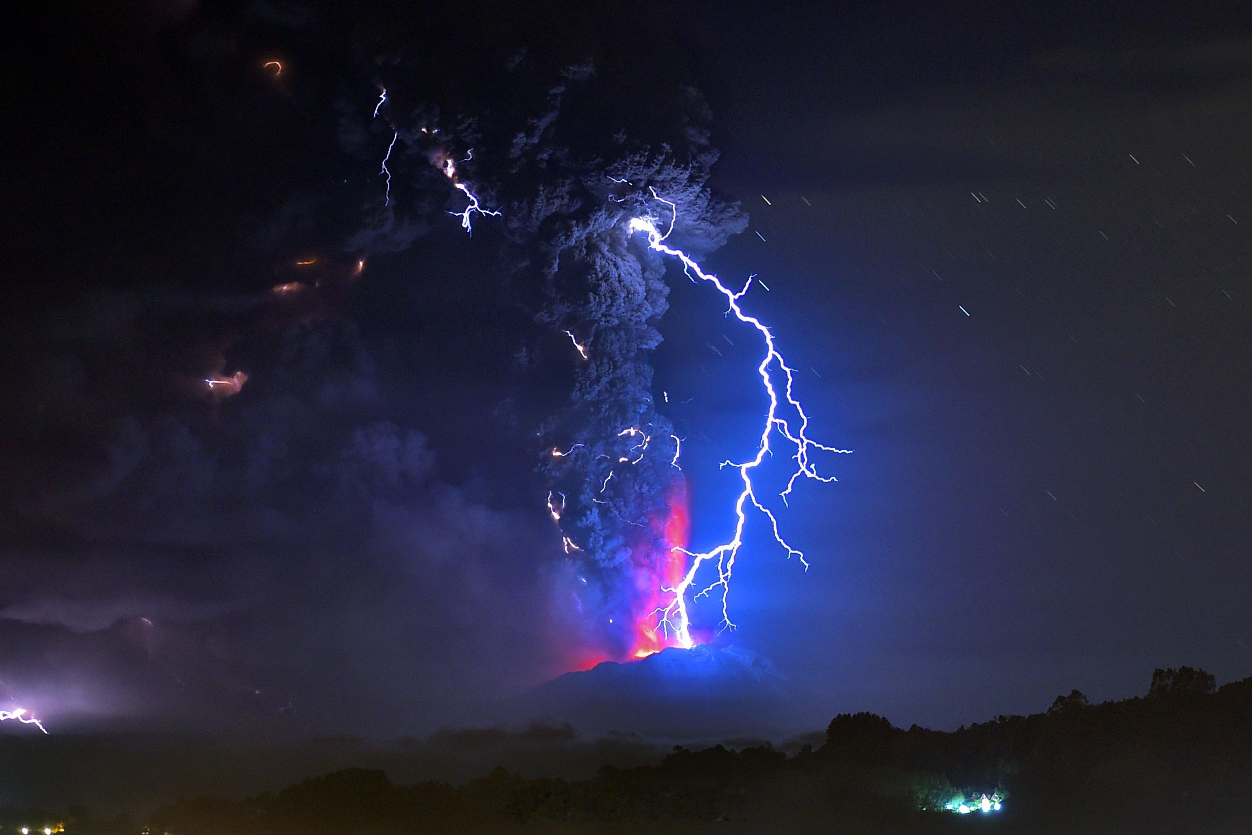 火山闪电：火山灰云中的粒子碰撞，产生静电。​​​
