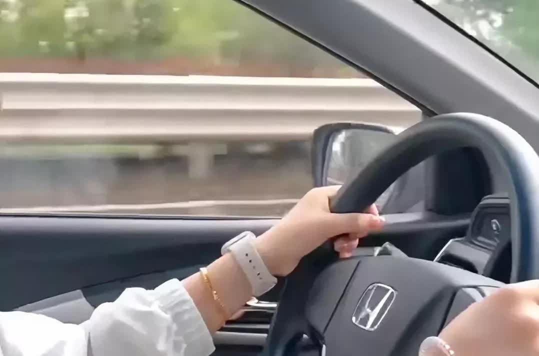 不考个驾照，你永远都体会不到，考场播报自己名字的时候！心都提到嗓子眼了，就感