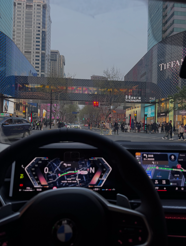 330i高速真的绝了【运动模式：像给车打了鸡血】切换运动模式那刻，车子像突然