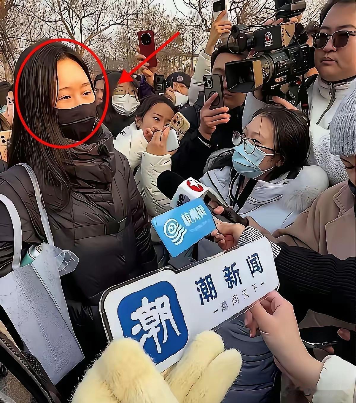要我说啊，这狗患和人心里的“患”得一块治！法律条文就摆在那儿，遛狗不拴绳违法，投