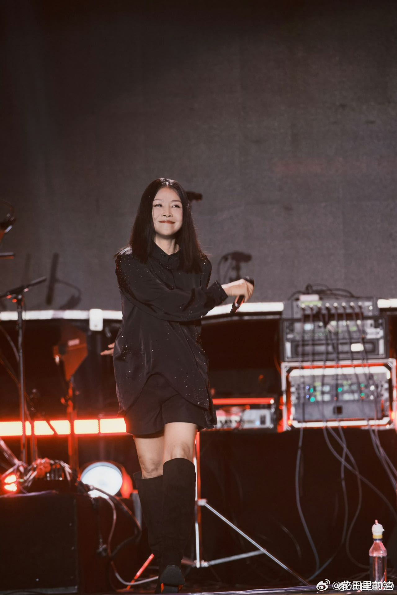 田震这是把巡演排上日程了老粉直接泪目！当初循环无数次的《铿锵玫瑰》，现在居然有